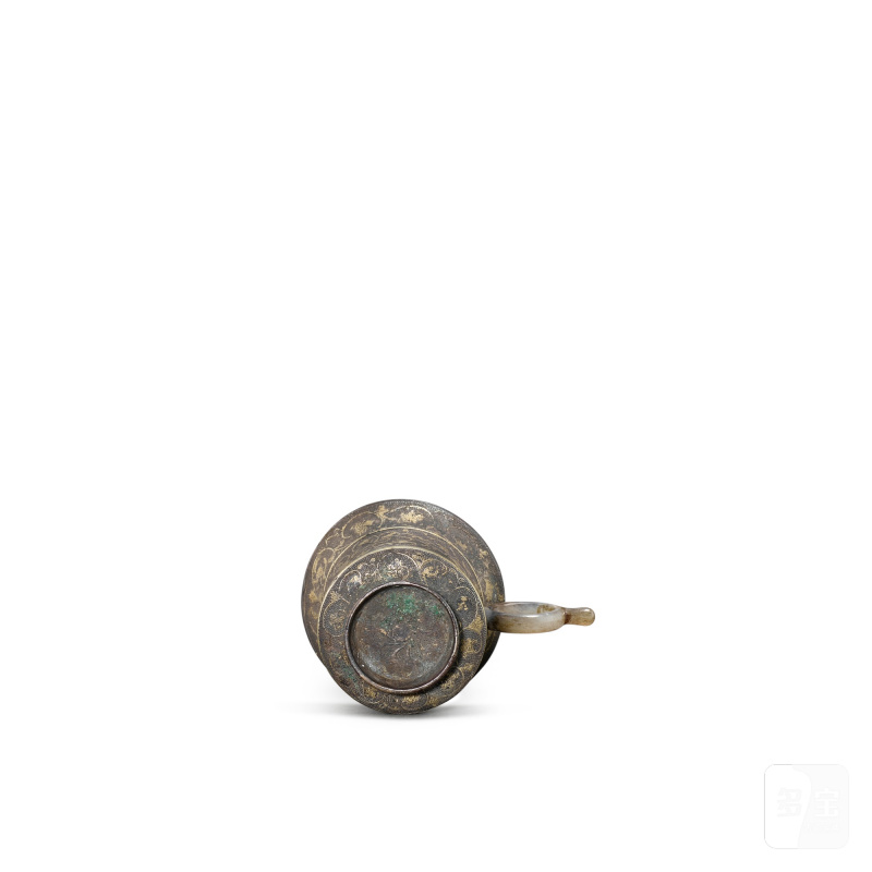 A parcel-gilt silver 'floral and bird' cup, Tang dynasty | 唐 局部銀鎏金鏨刻花鳥紋盃 - 图3